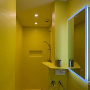 Polyester badkamer geel